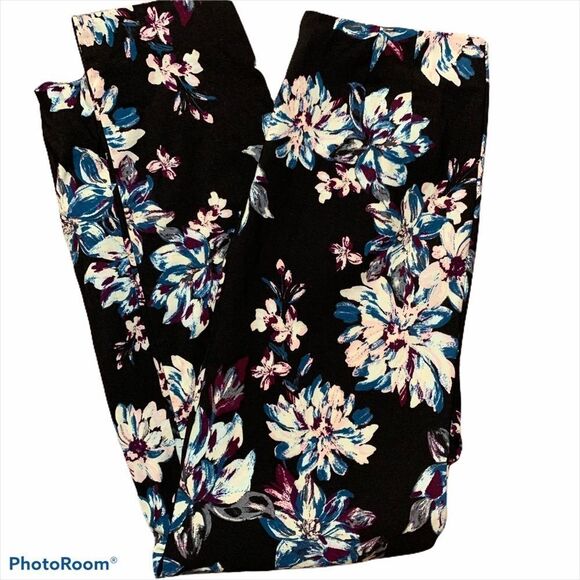 Time and Tru Black Floral Pull on Pant 6 Cropped - Picture 3 of 7